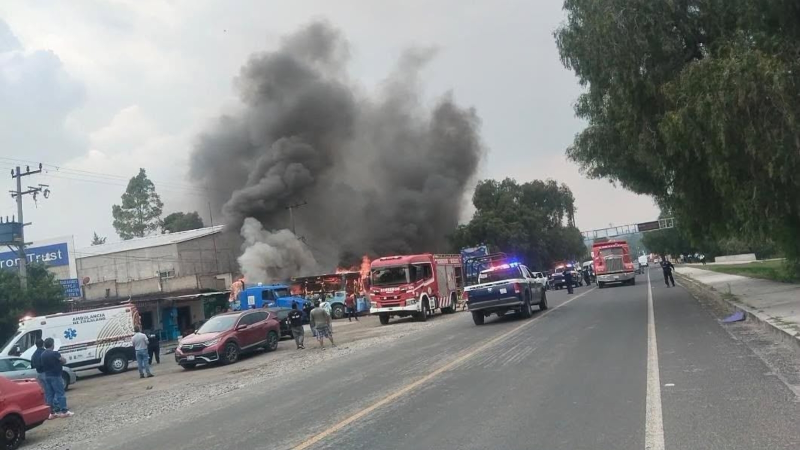 Bomberos combaten el incendio de un autobús en Tepeji del Río.