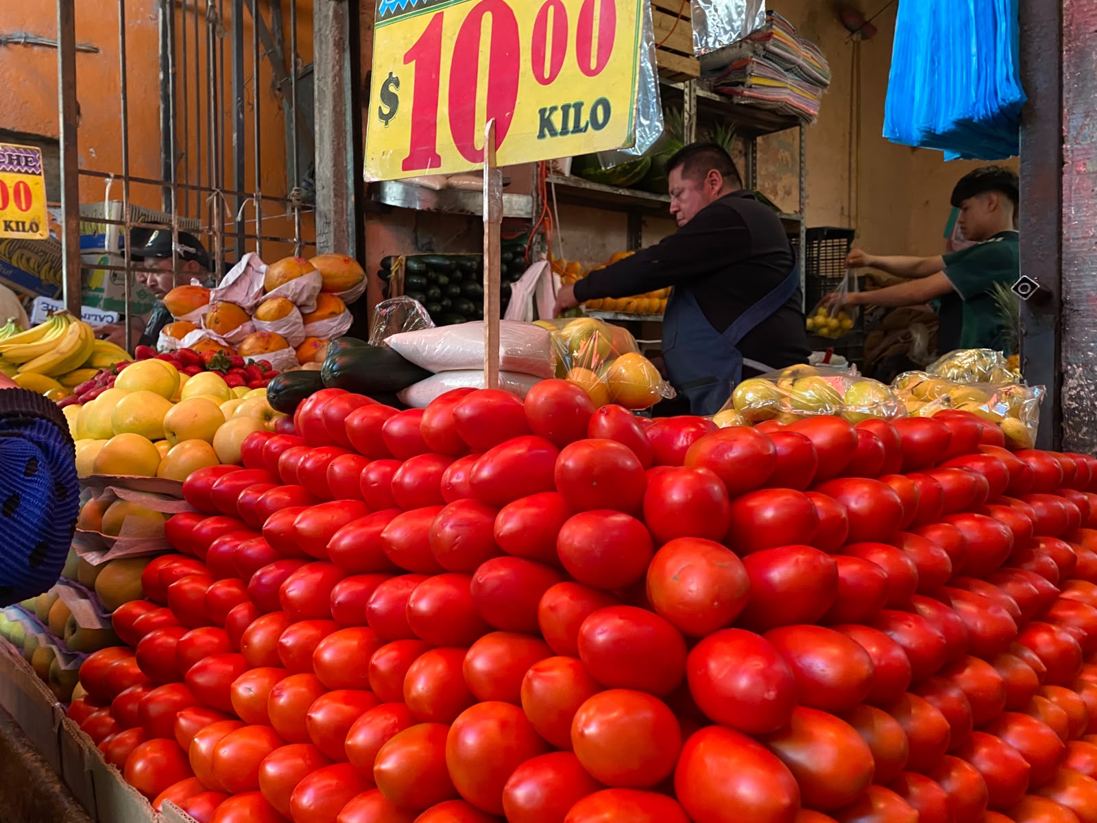 Venta de jitomate en un mercado de Hidalgo.