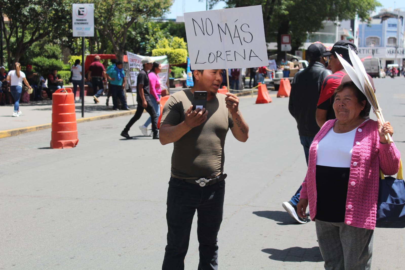 Manifestantes realizan protesta ciudadana en el centro de Tulancingo.