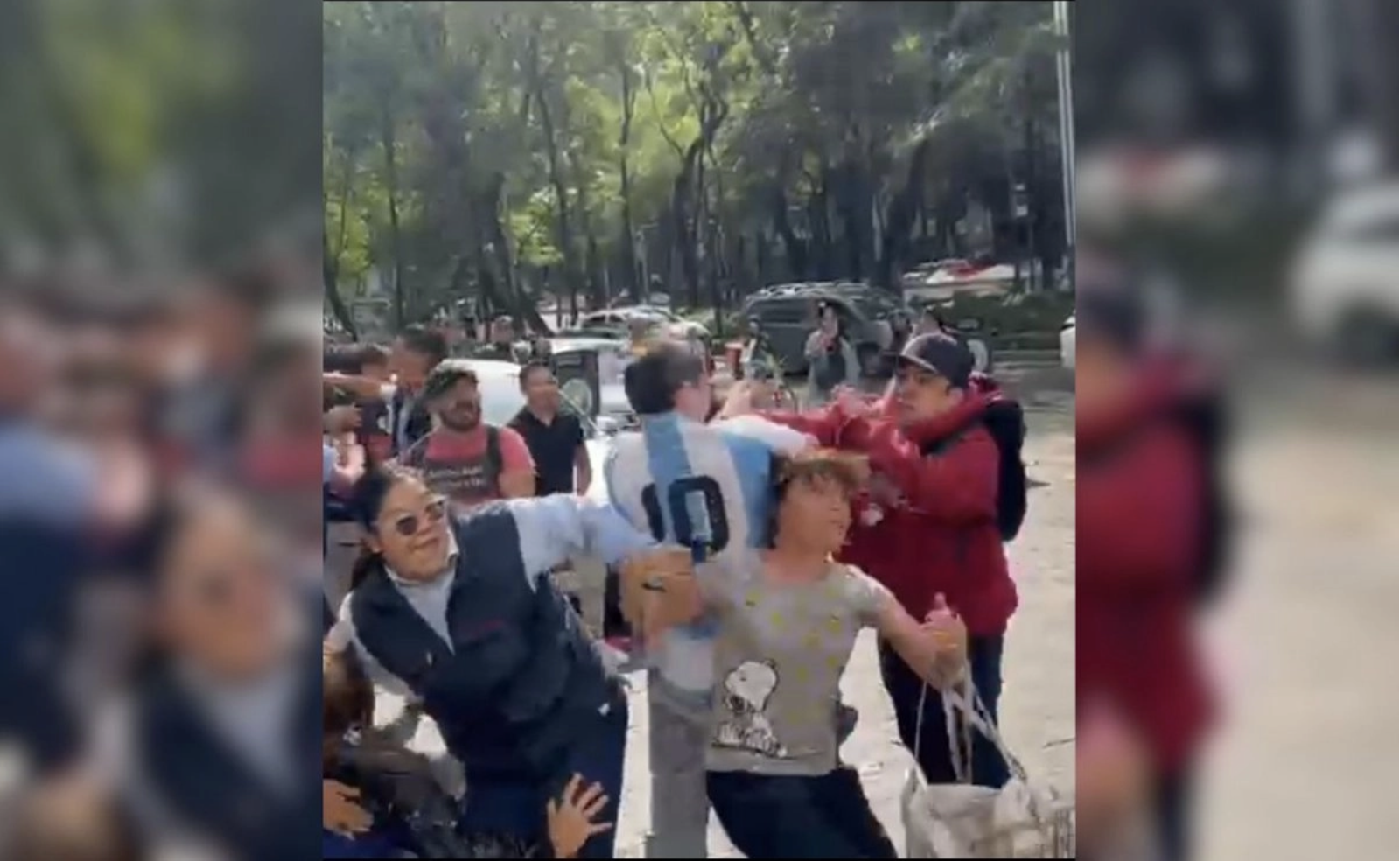 Del festejo al enfrentamiento. La victoria de España terminó con un altercado entre aficionados en Paseo de la Reforma.