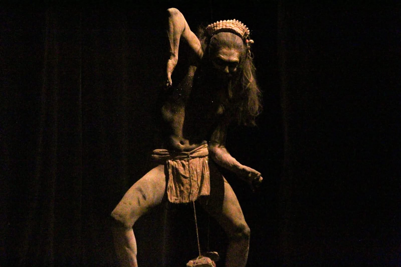Artistas presentan una función de teatro físico en el Centro Cultural del Ferrocarril.
