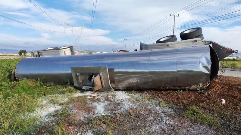 Caos vial por volcadura de pipa en ambos sentidos del bulevar Las Torres