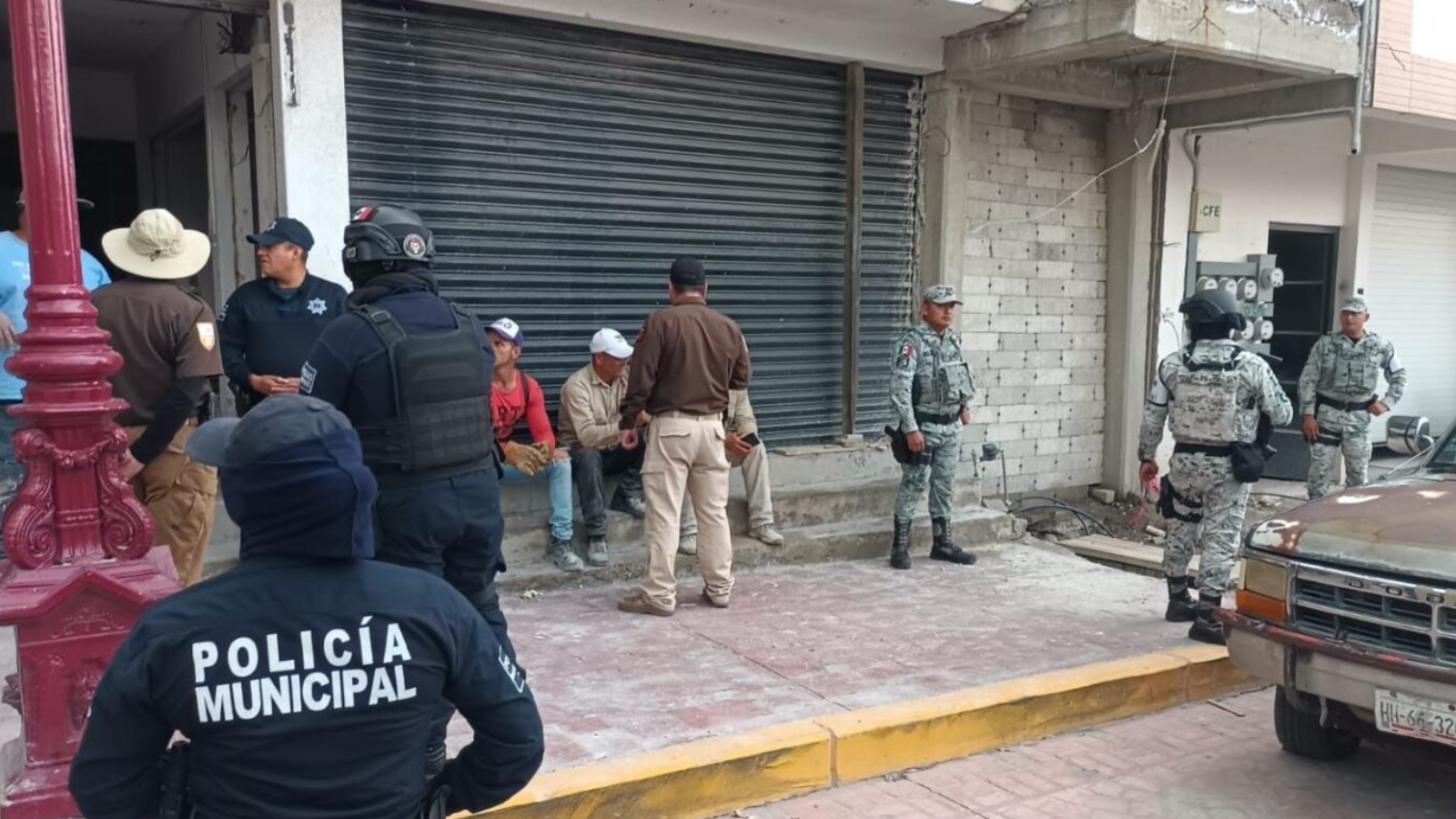 ¡Incompetencia policial! Tensión en Mixquiahuala: vecinos retienen a dos presuntos ladrones y exigen justicia