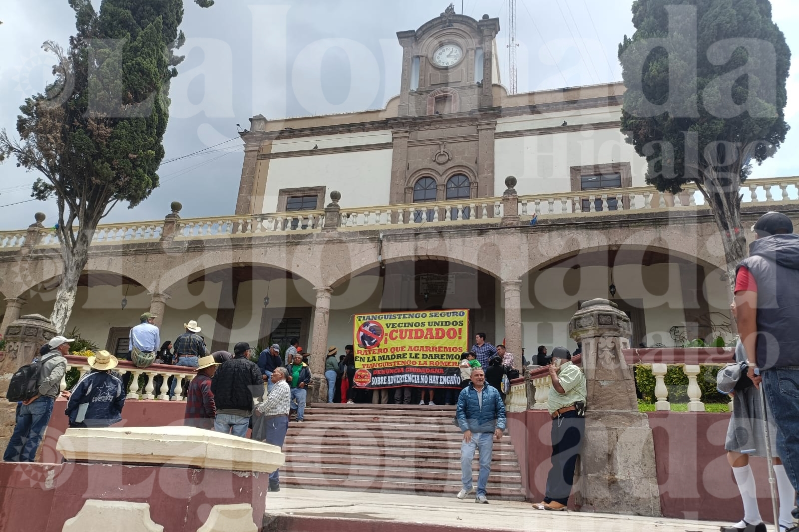 Manifestantes bloquean la presidencia municipal de Tepeji del Río.