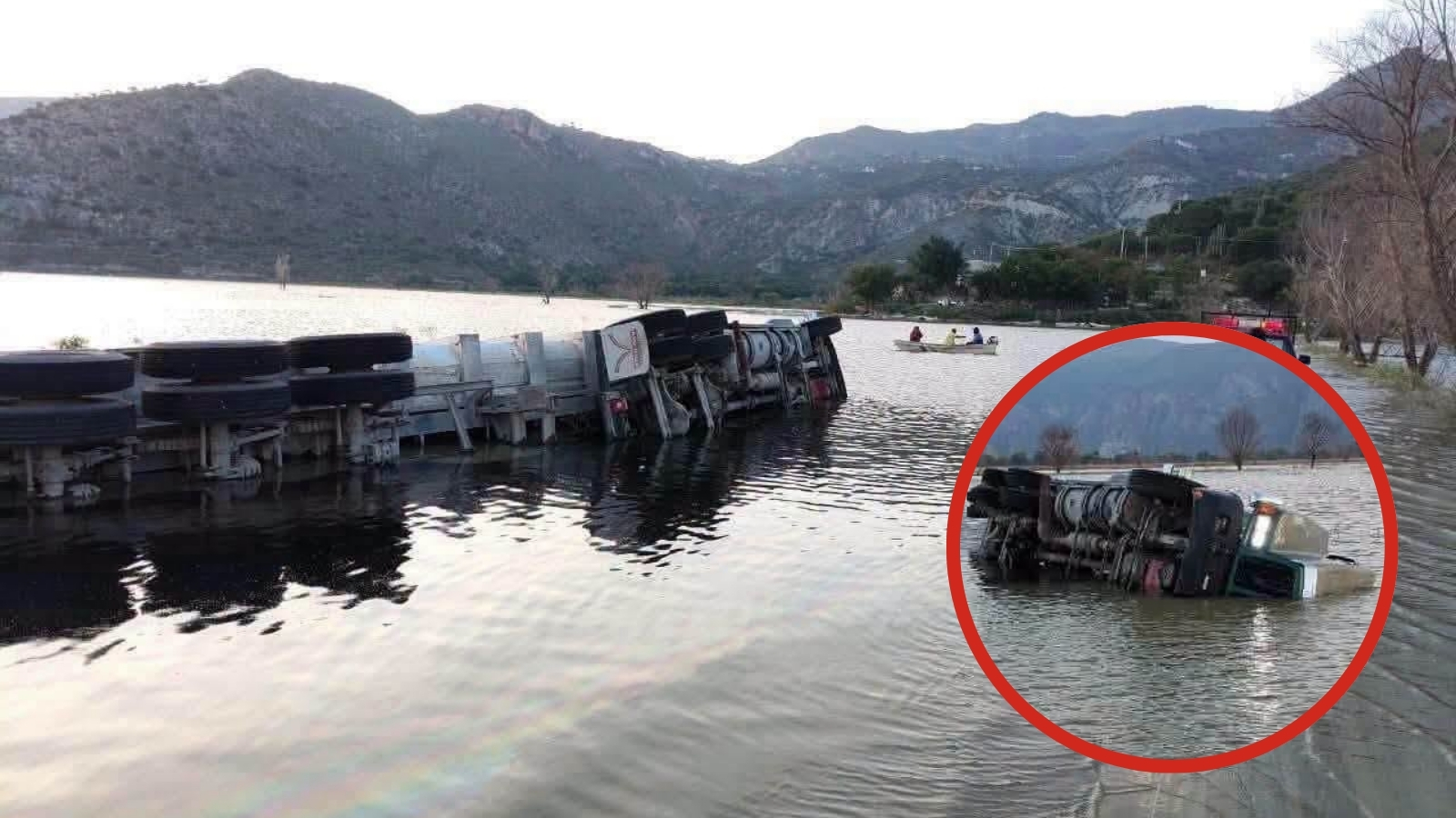 Tráiler volcado sobre carretera inundada en Eloxochitlán.