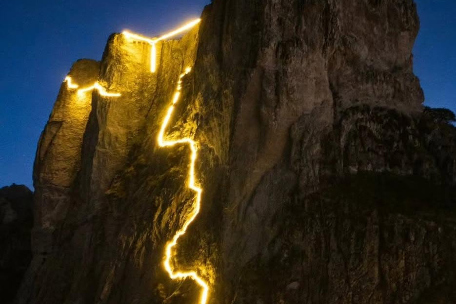 Puentes colgantes, tirolesas y un salto de infarto… así es la aventura extrema que puedes vivir en Mineral del Chico.