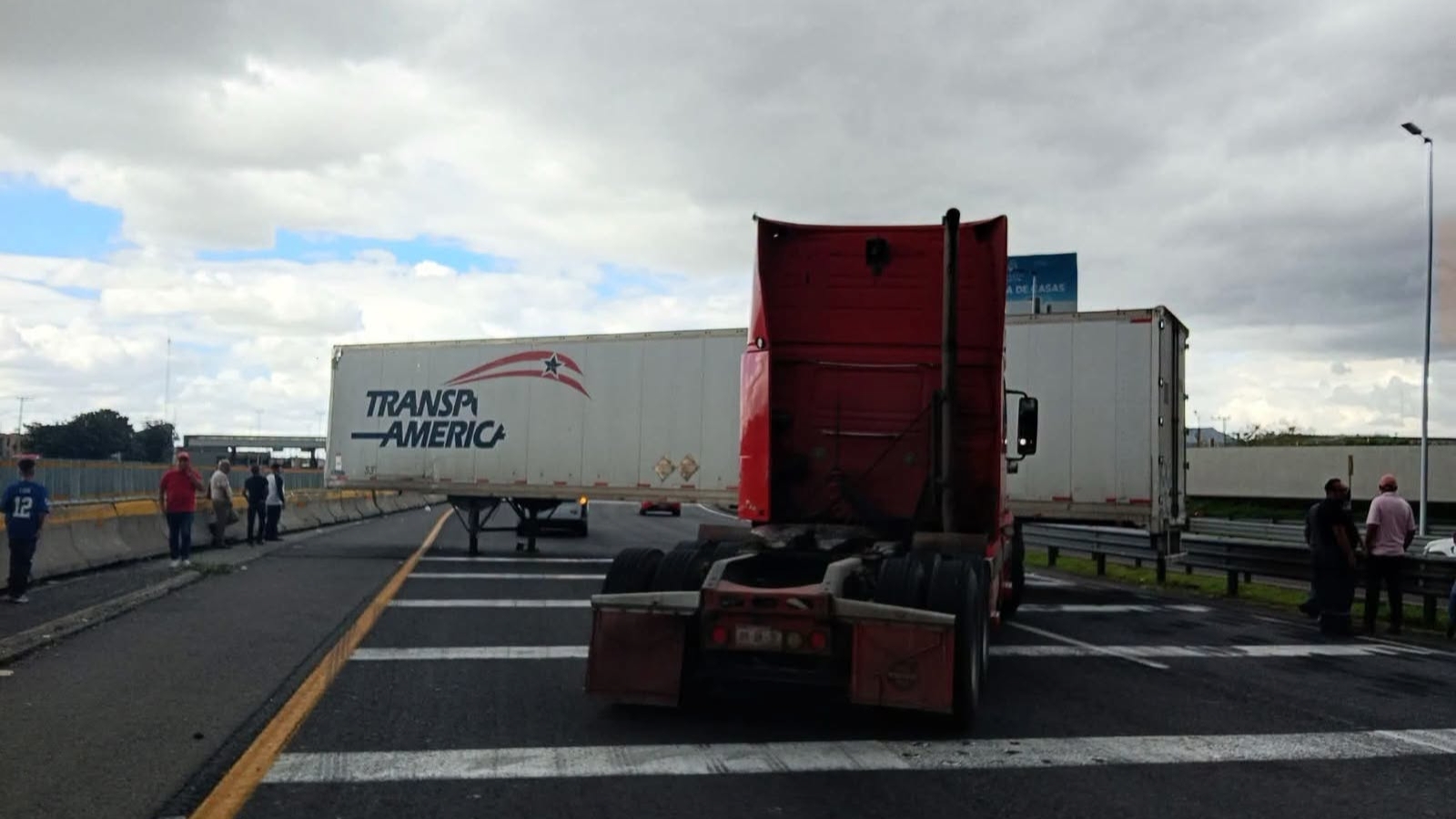Tráiler retirado de la autopista México-Pachuca