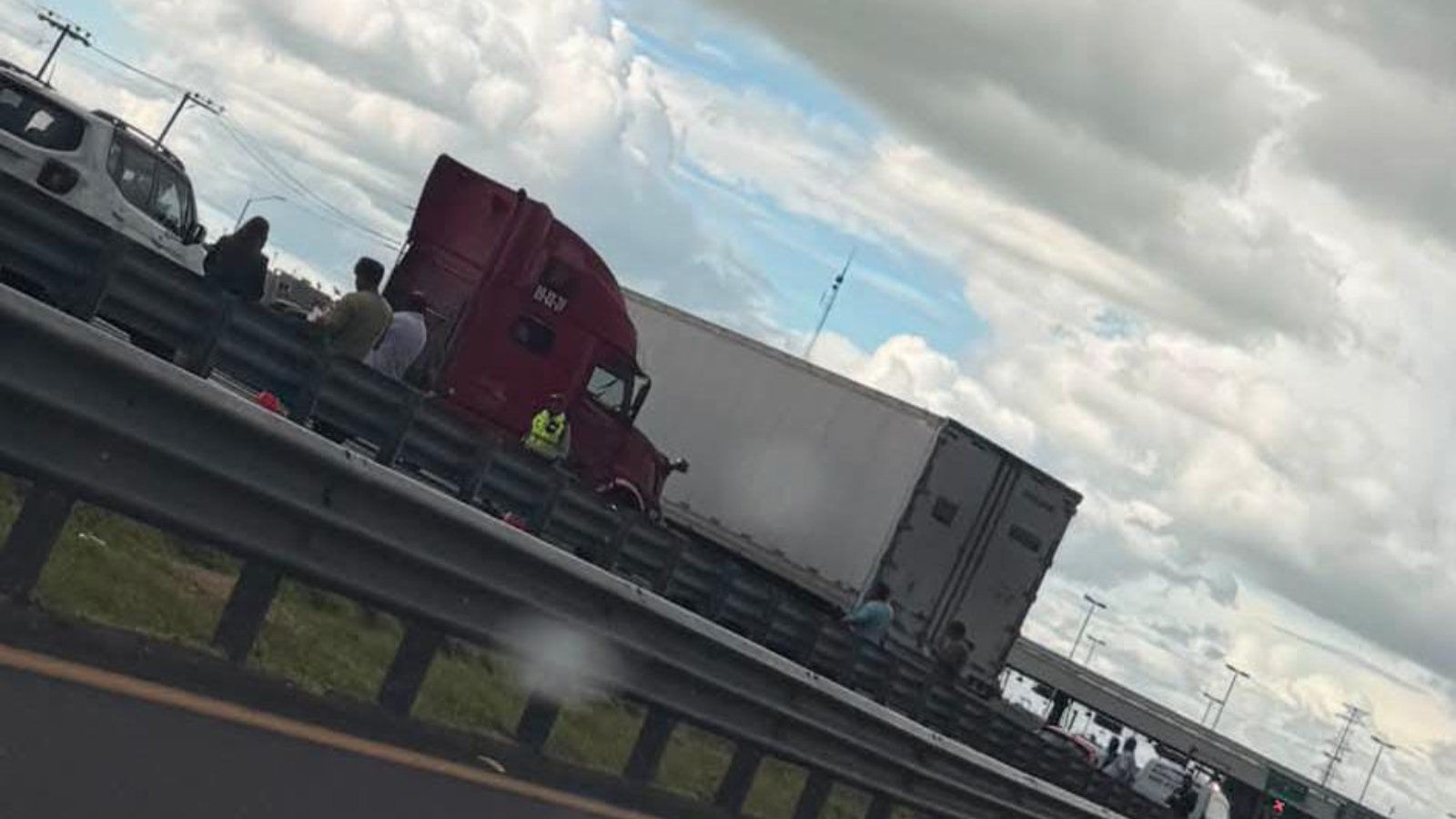 Tráiler impactado contra un muro de contención en la autopista México-Pachuca.