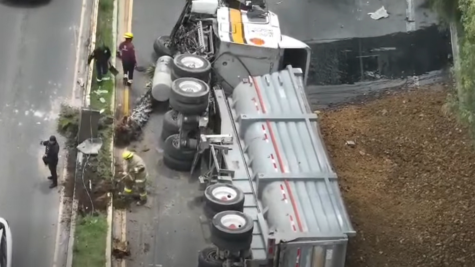 Tráiler volcado sobre la autopista México-Pachuca
