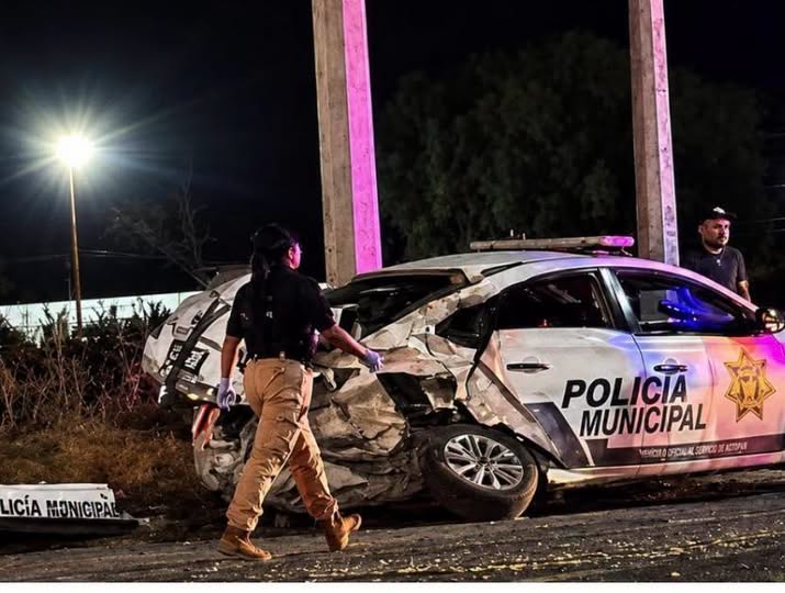 Patrulla de El Arenal queda destrozada tras fuerte choque con una camioneta; policías fueron llevados al hospital