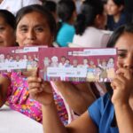 Personal de Sebiso entrega tarjetas de programas sociales a beneficiarios en Hidalgo.