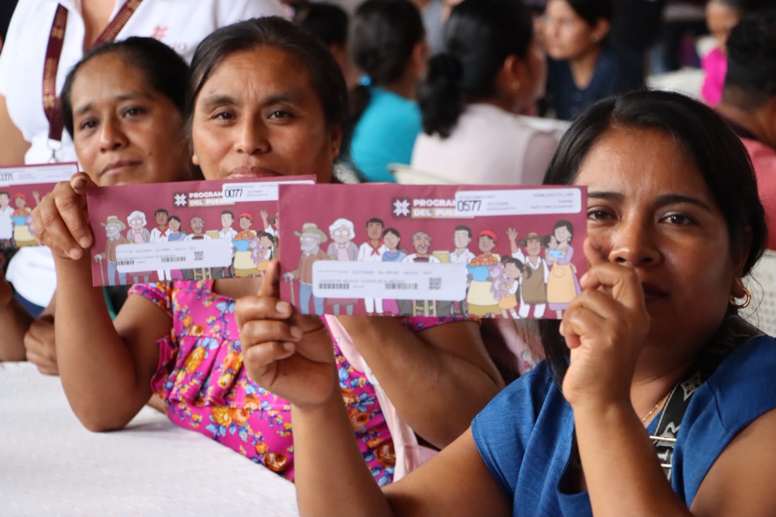 Personal de Sebiso entrega tarjetas de programas sociales a beneficiarios en Hidalgo.