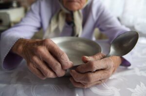 Mujer mayor sosteniendo un plato de comida