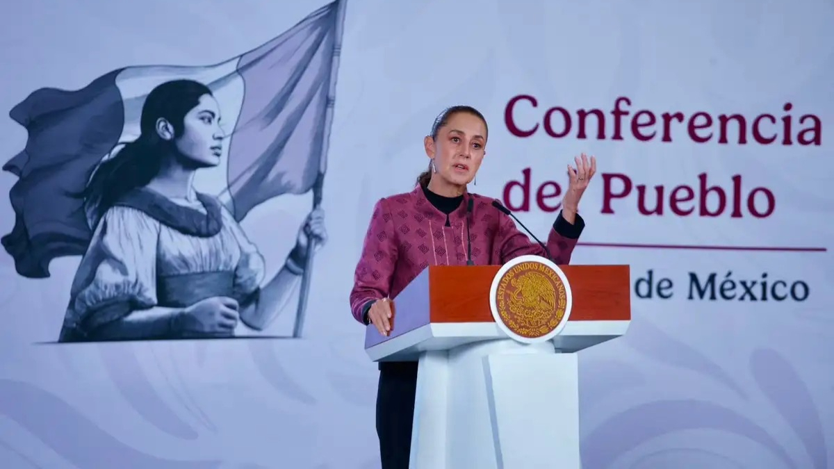Claudia Sheinbaum durante su conferencia matutina, donde confirmó la muerte de dos mexicanos por el terremoto de Colombia.