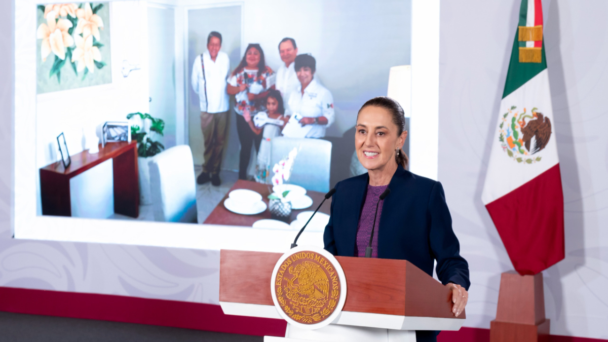 Claudia Sheinbaum durante una conferencia en la que propuso modificar la Constitución sobre la doble nacionalidad de políticos.