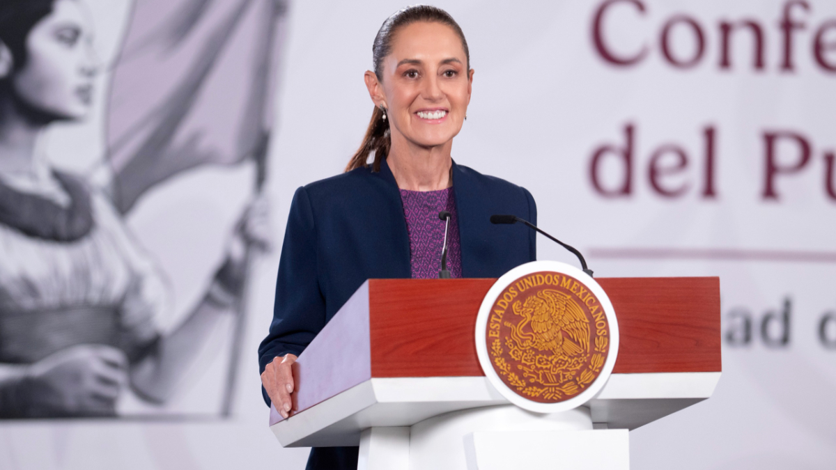Claudia Sheinbaum durante su conferencia de prensa en Palacio Nacional, donde habló sobre el récord en IED de México.
