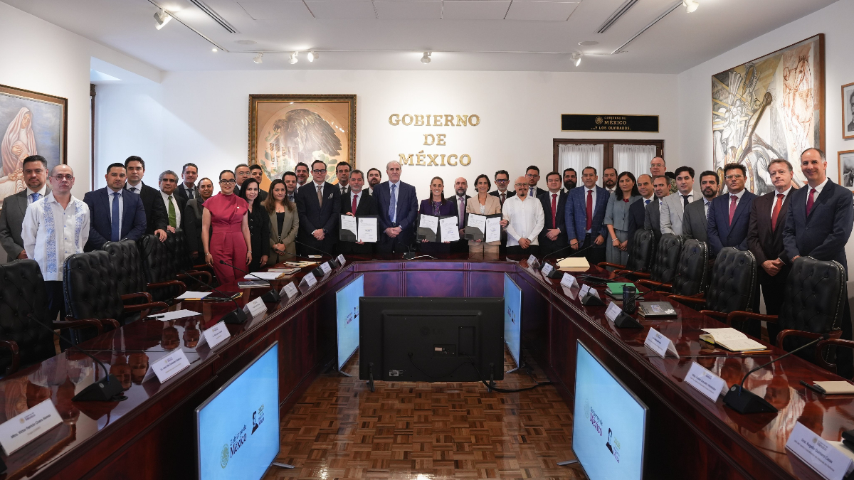 Sheinbaum anunció desde Palacio Nacional la renovación del acuerdo voluntario con gasolineros para combatir la inflación.