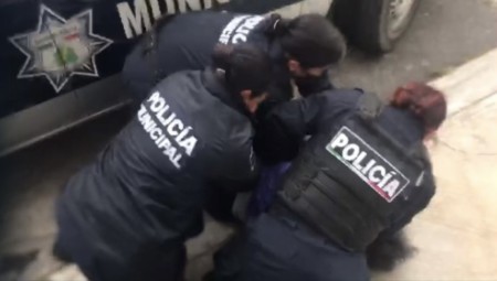 Policías hacen uso de la fuerza en detenciones