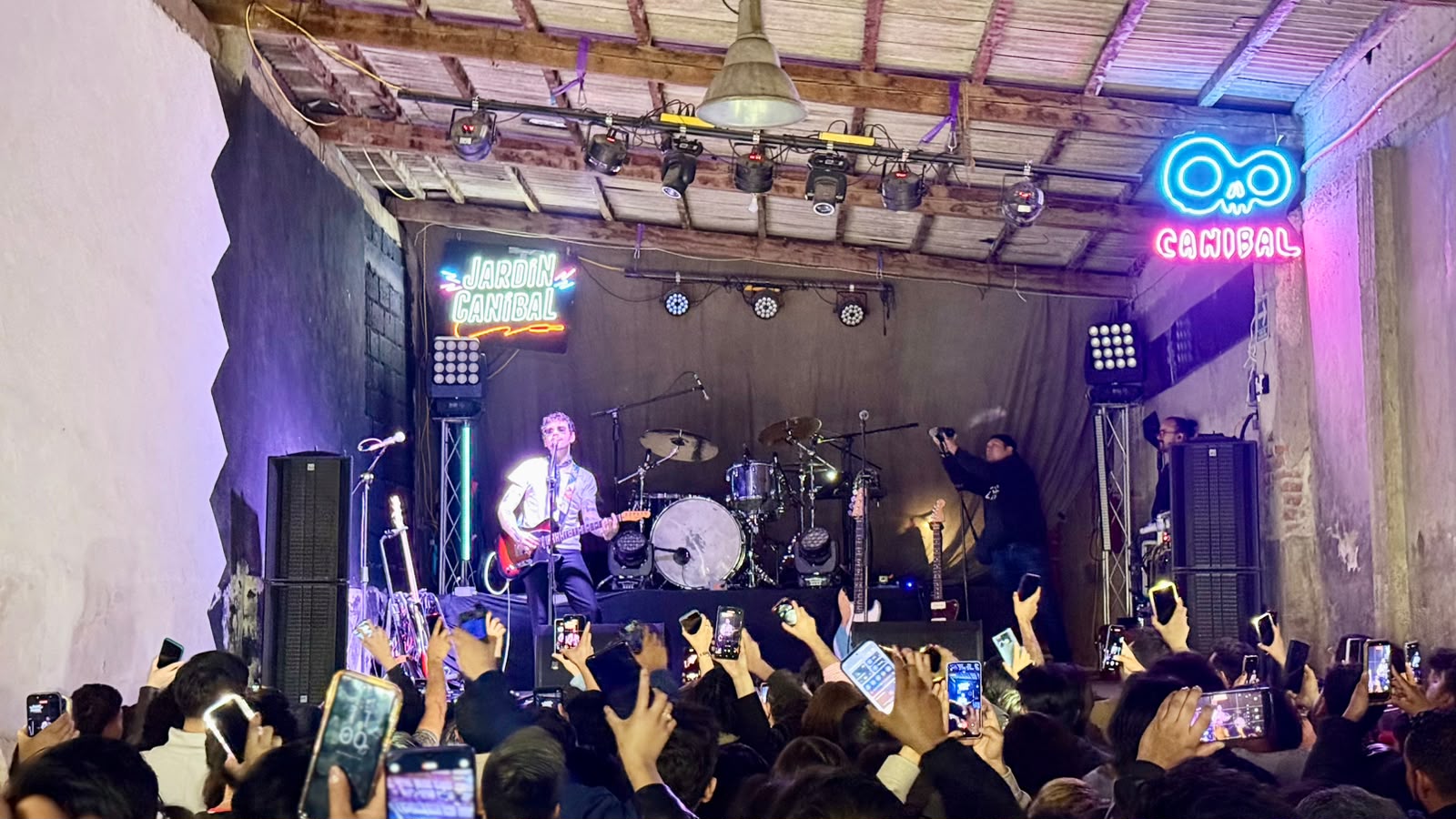 Reyno durante concierto en Pachuca