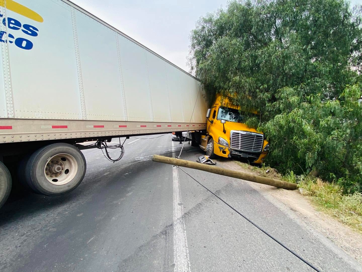 Tráiler choca contra camioneta y derriba poste en la Tula-Jorobas