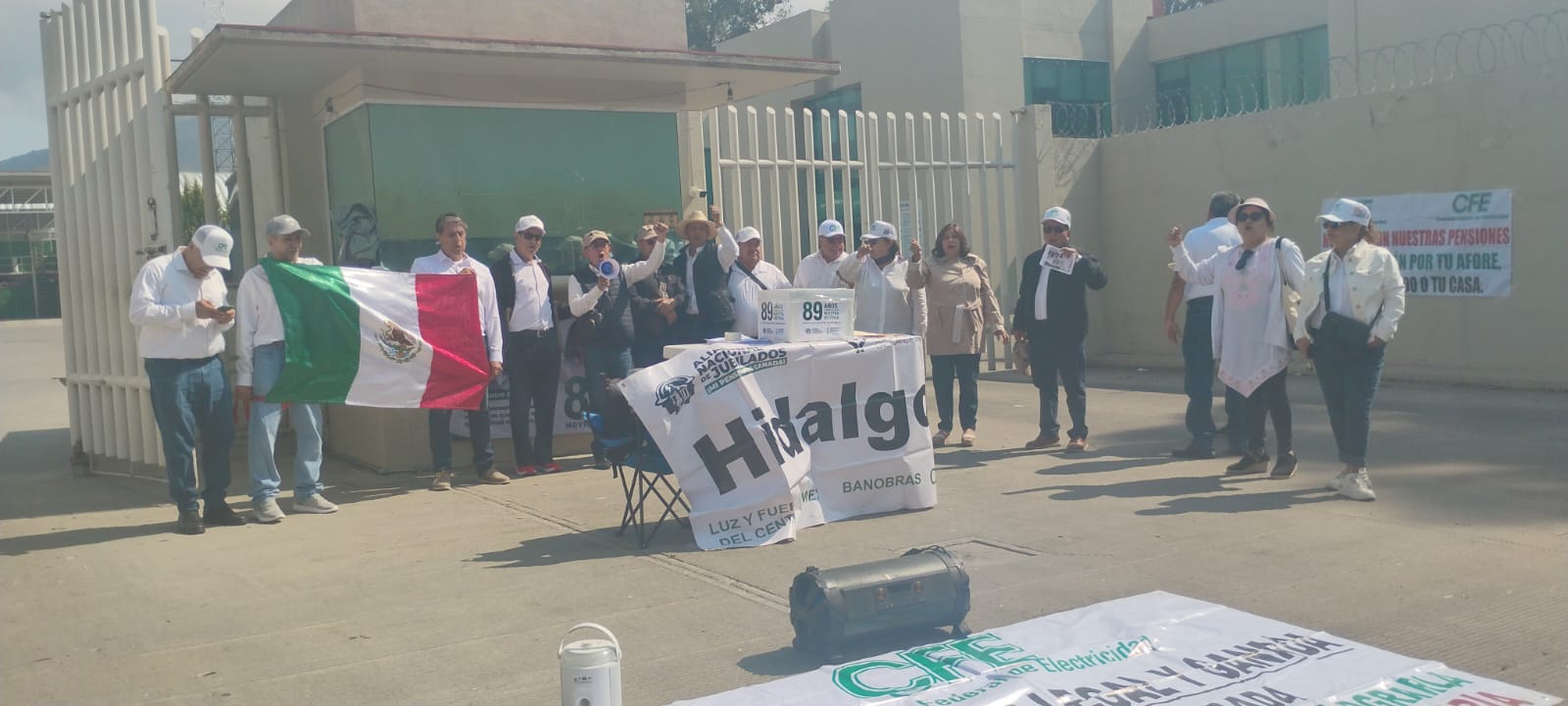 Jubilados de la CFE denuncian recortes de hasta 50% a sus pensiones en Hidalgo