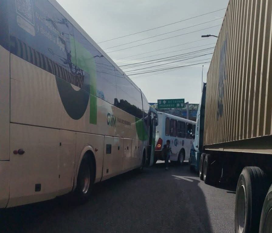 Bloqueo cumple más de 12 horas en la carretera Ixmiquilpan-Actopan: habitantes exigen liberar a 7 detenidos