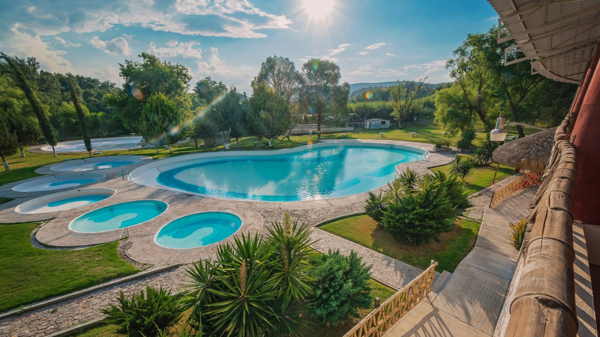 Conoce este balneario en Hidalgo donde la entrada con INAPAM cuesta 35 pesos y disfruta de albercas, aguas termales, áreas verdes y campamento.