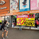 Sucursal de Anforama con anuncios de cierre definitivo y descuentos de liquidación en mercancía.