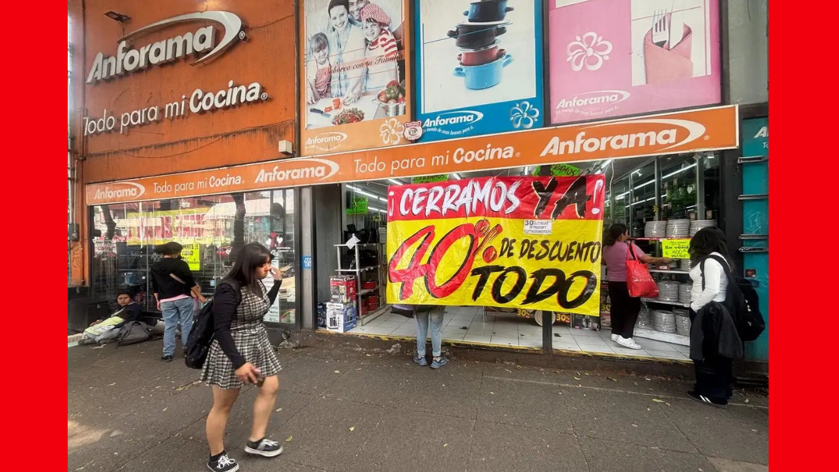 Sucursal de Anforama con anuncios de cierre definitivo y descuentos de liquidación en mercancía.
