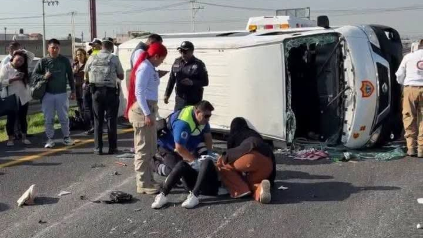Combi volcada en la México-Pachuca