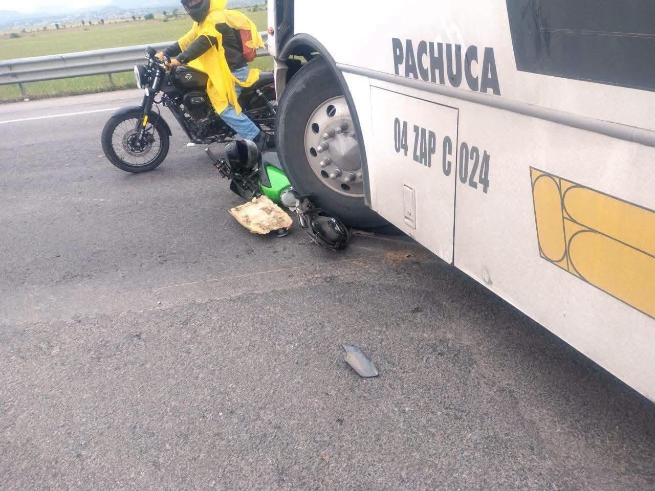 Accidente entre autobús y motocicleta