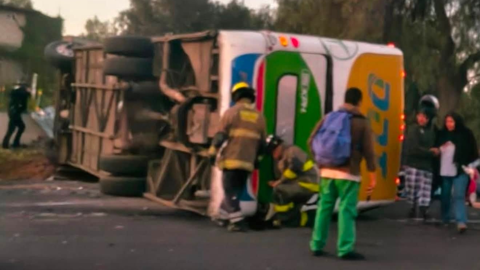 Vuelca autobús ODT en la México-Pachuca; reportan 5 lesionados