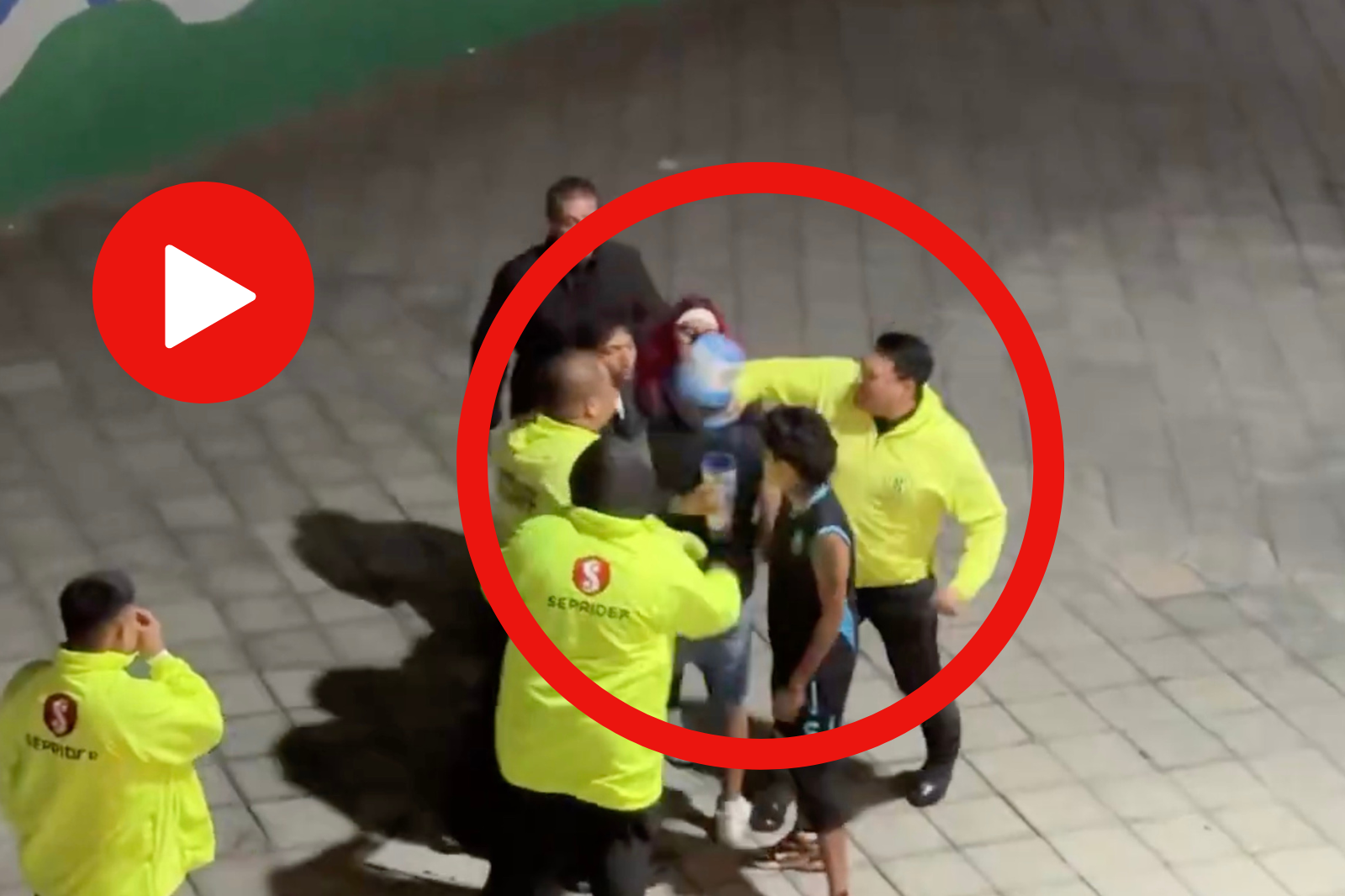 Guardias de seguridad y aficionados terminan a los golpes tras la victoria enfranjada. Entérate de los detalles