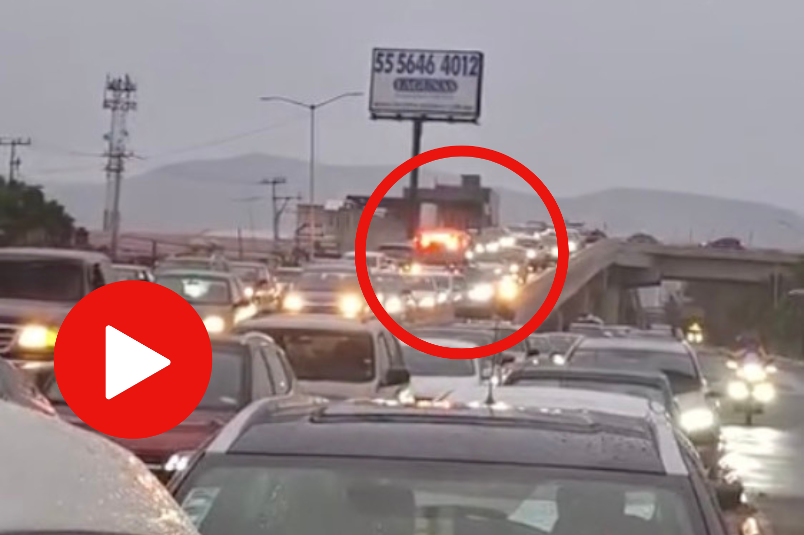 Todos estaban prácticamente detenidos y un carril permanecía libre. Mira lo que ocurrió con una ambulancia atrapada rumbo a la CDMX.