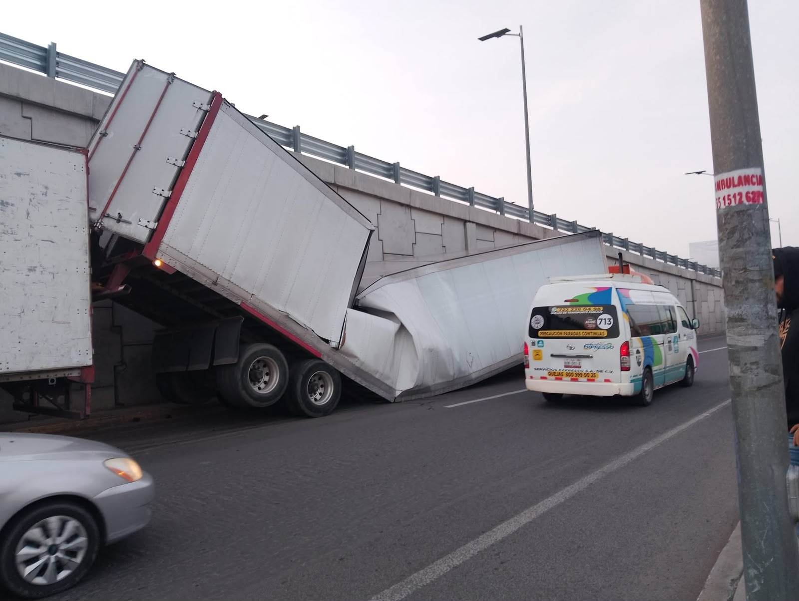 Tráiler con la caja colapsada sobre la carretera libre México-Pachuca.
