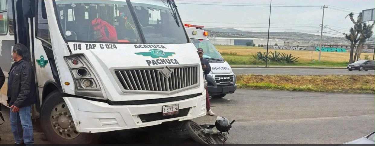 Choque entre colectiva y motocicleta
