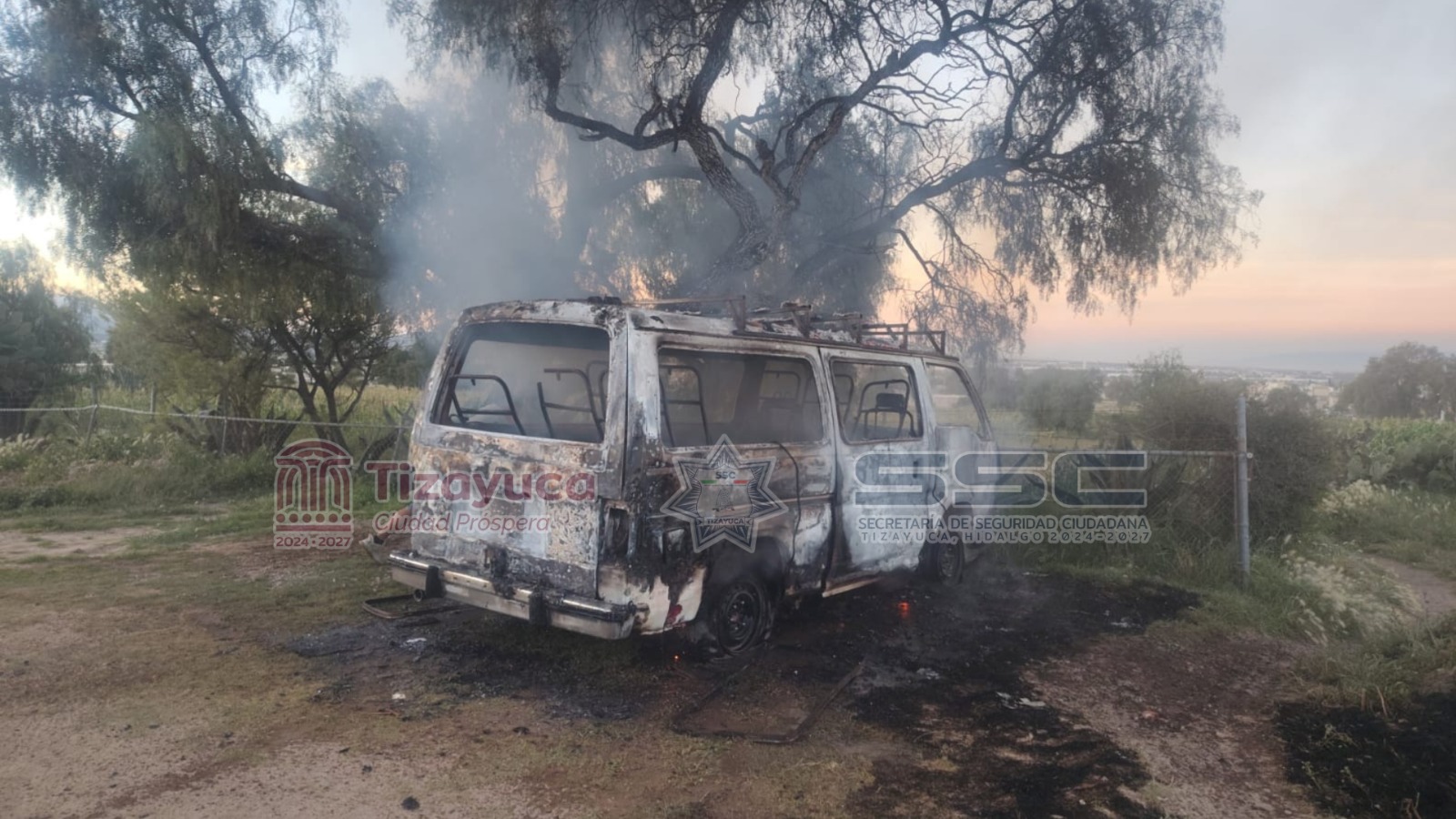 Camioneta incendiada en la colonia Olmos de Tizayuca.