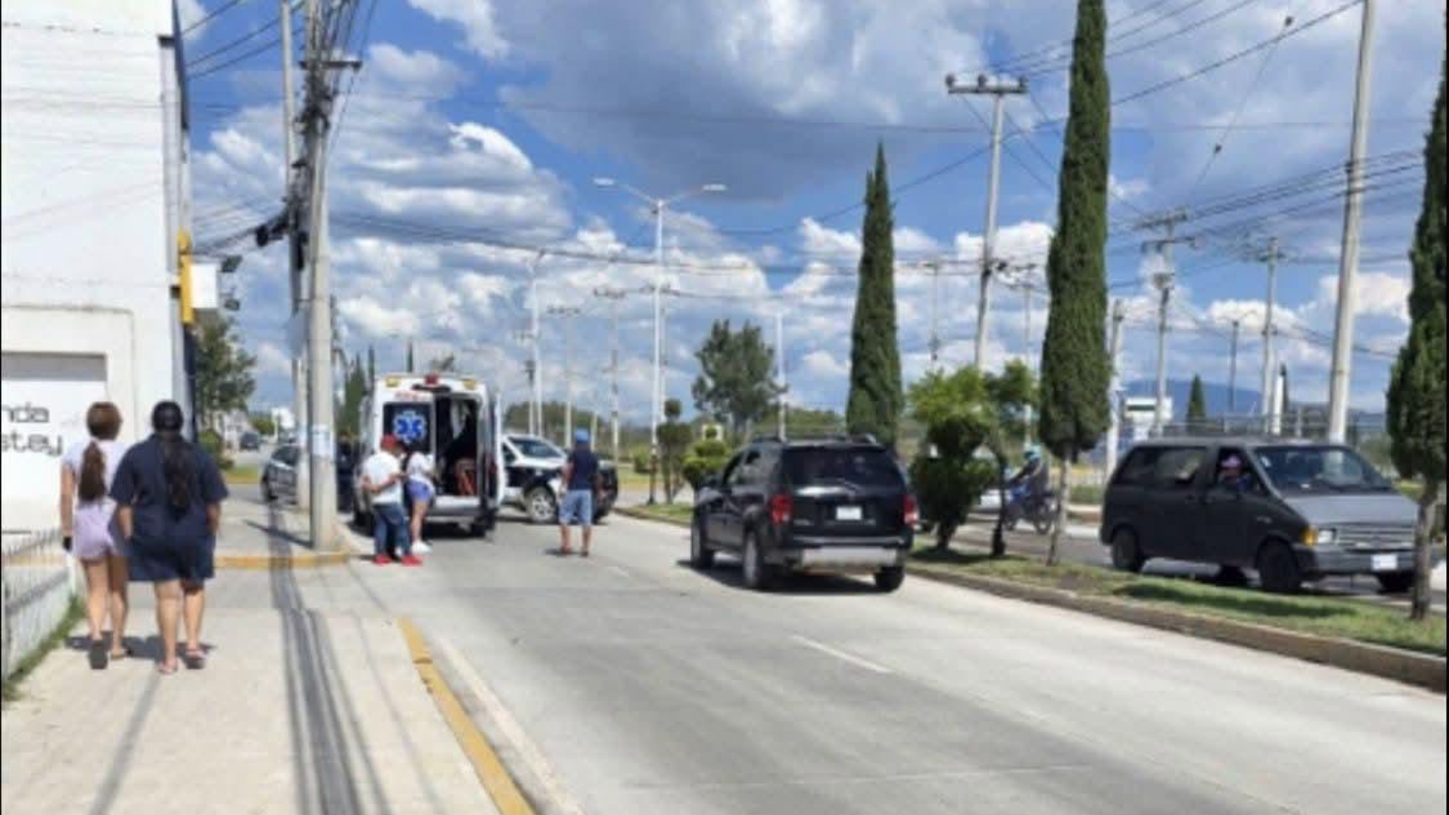 Vehículos involucrados en un choque sobre la avenida principal de Haciendas de Tizayuca.
