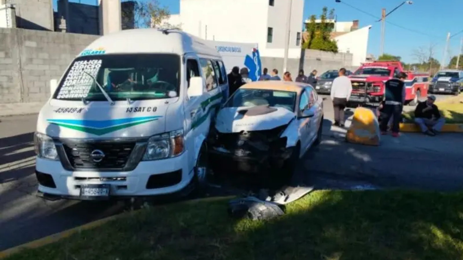 Choque de Urvan y taxi en Tlaxiaca