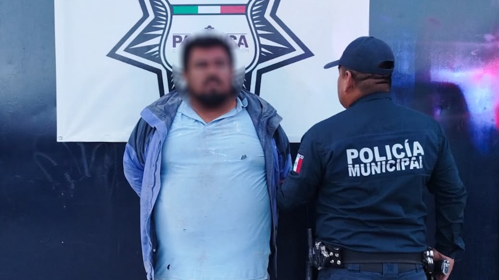 Policías municipales de Pachuca detuvieron a un hombre con un mandamiento vigente por extorsión.