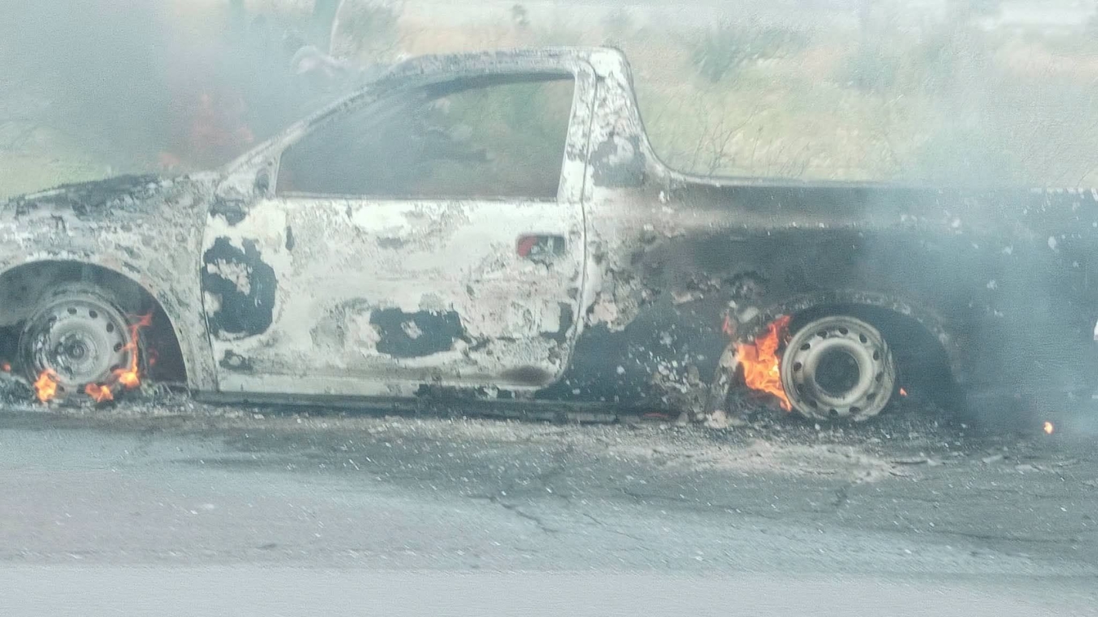 Camioneta envuelta en llamas sobre la carretera Pachuca-Ciudad Sahagún, en Zempoala.