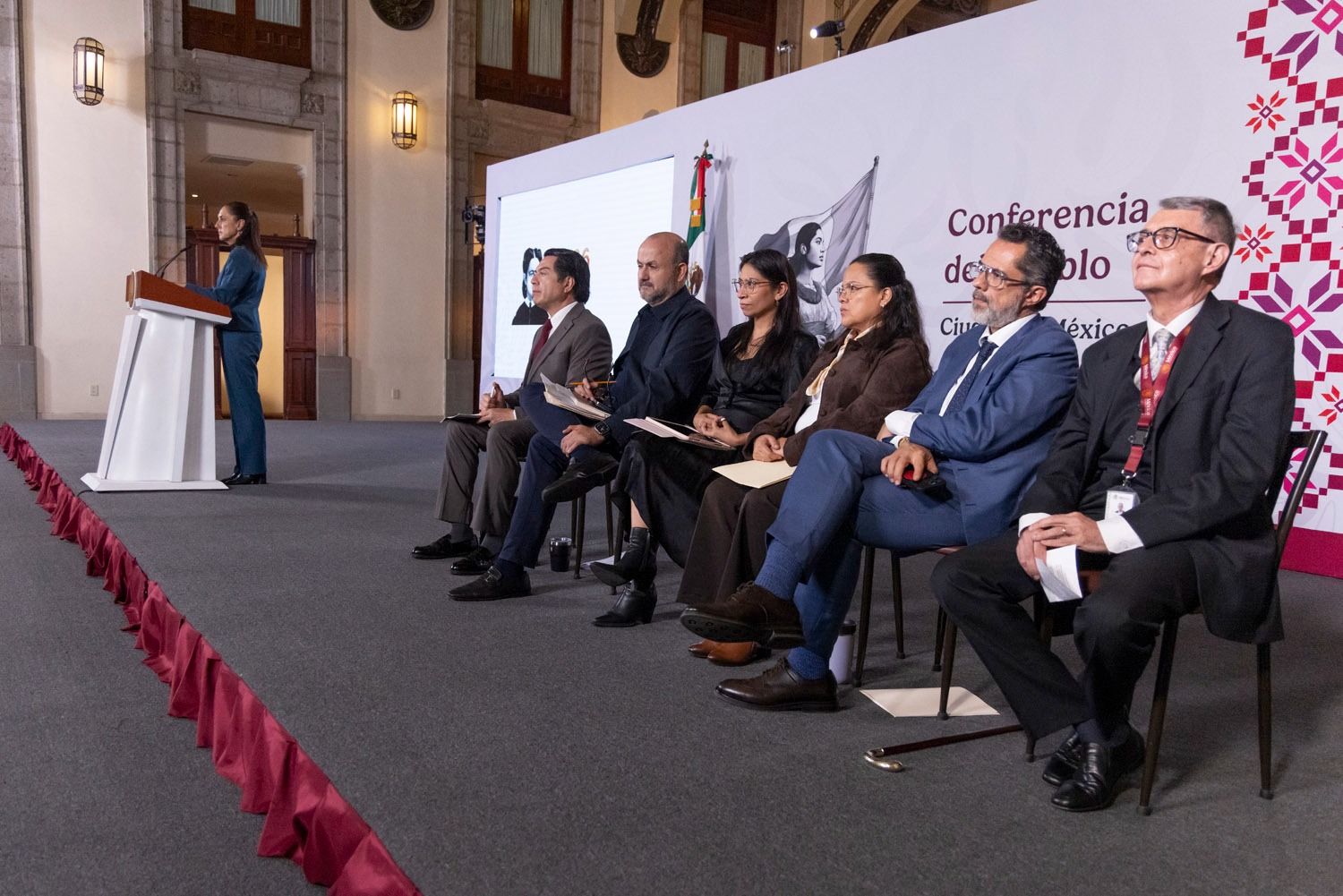 Sheinbaum plantea debate sobre redes sociales entre menores.