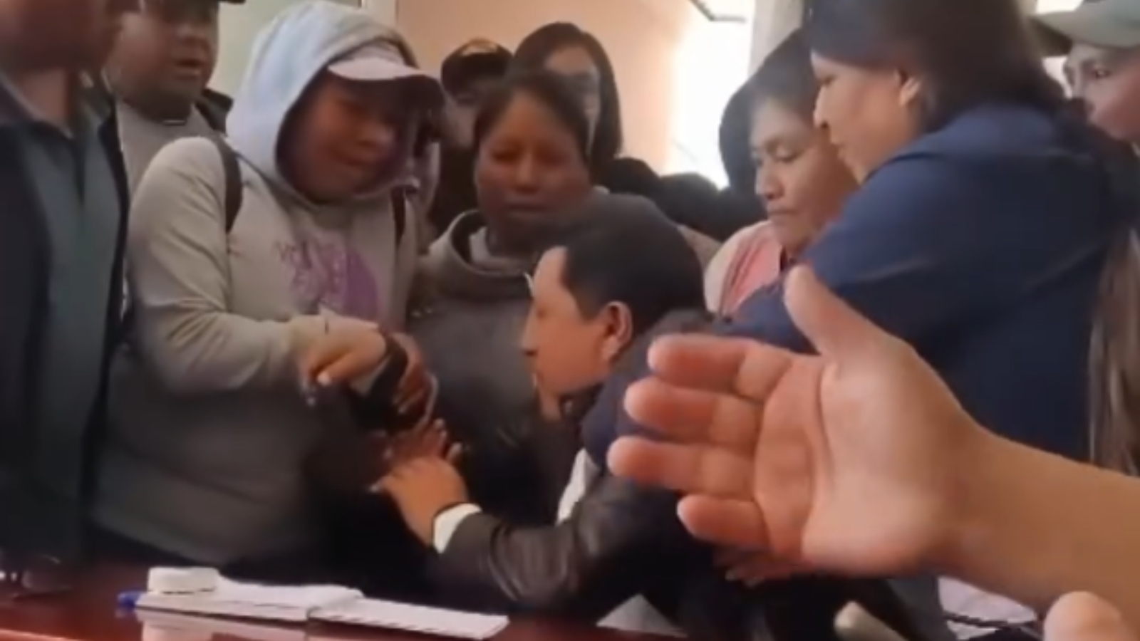 ¿Qué pasó en San Salvador? Pobladores irrumpen en Presidencia y sacan al alcalde