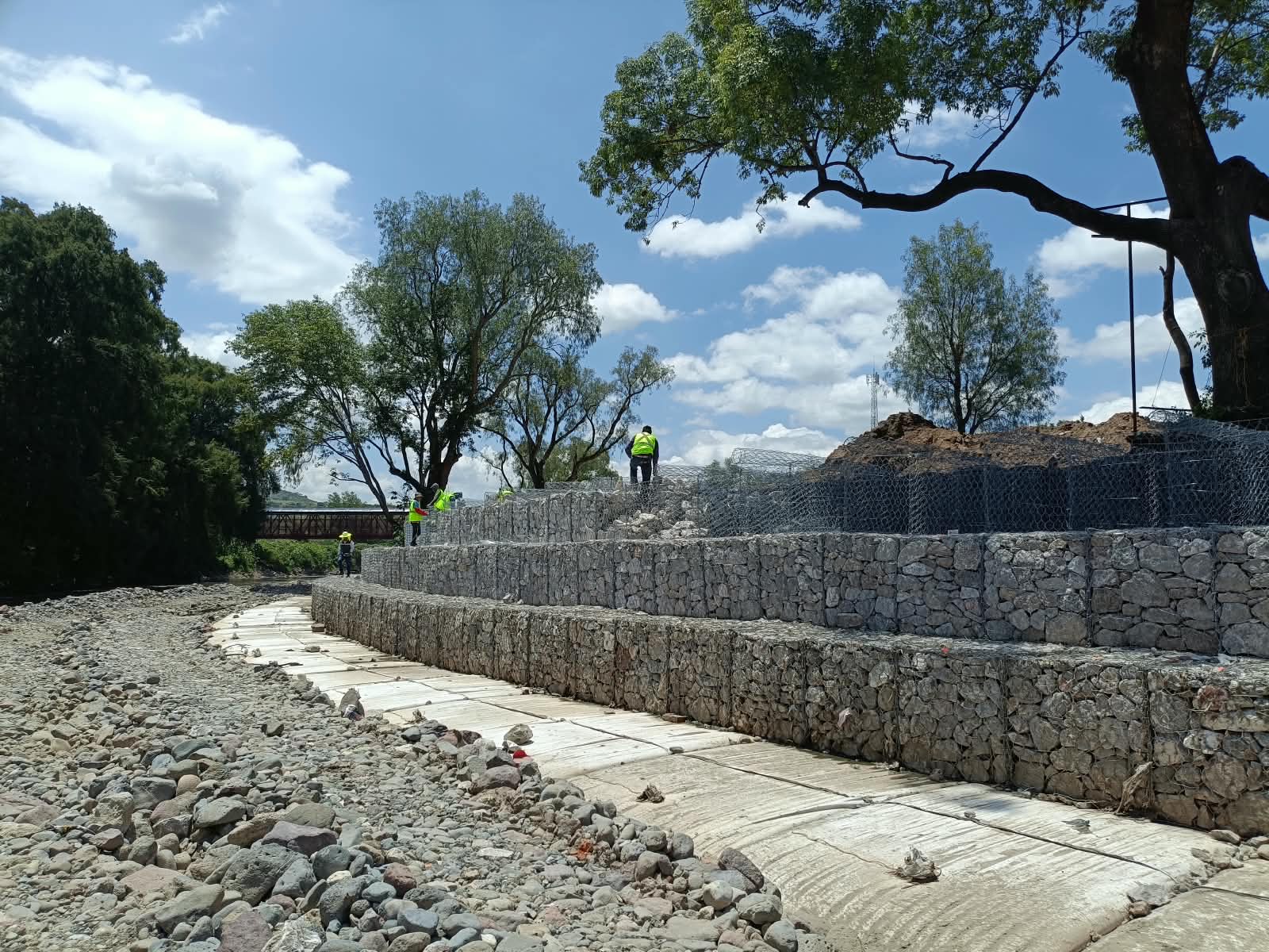 No solo se trata de contener el agua: el proyecto contempla senderos, árboles nativos y nuevas medidas para transformar la zona del río Tula.