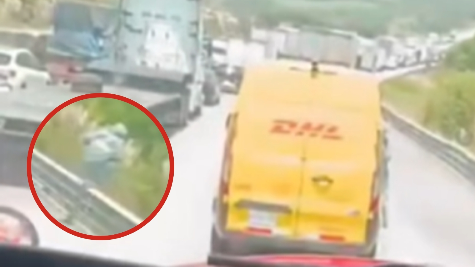 Presunto ladrón roba paquetes de una camioneta de DHL durante un bloqueo en la autopista México–Querétaro.