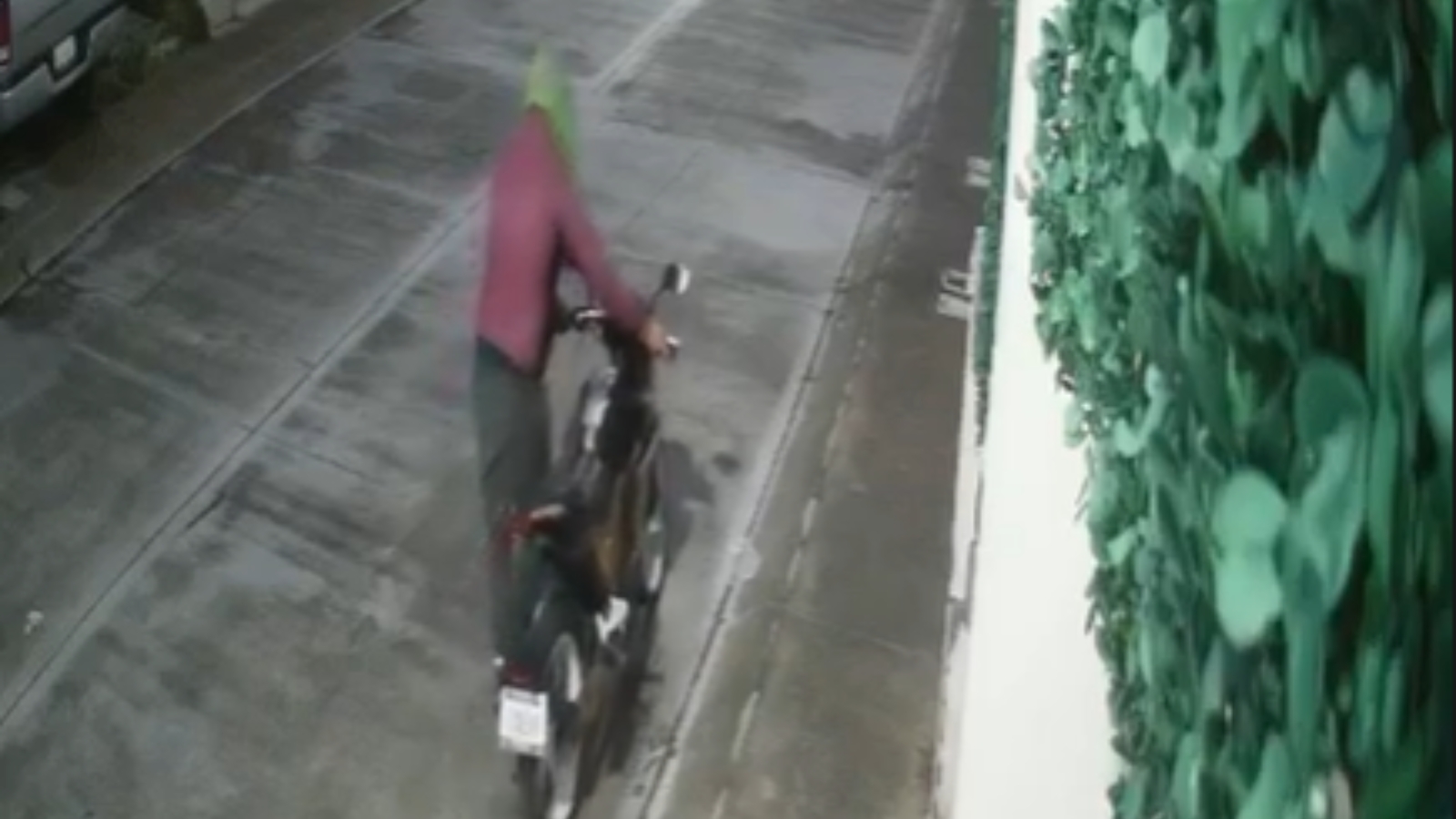 Cámaras de seguridad captan el robo de una motocicleta en Bosques de Ibiza, Tizayuca.