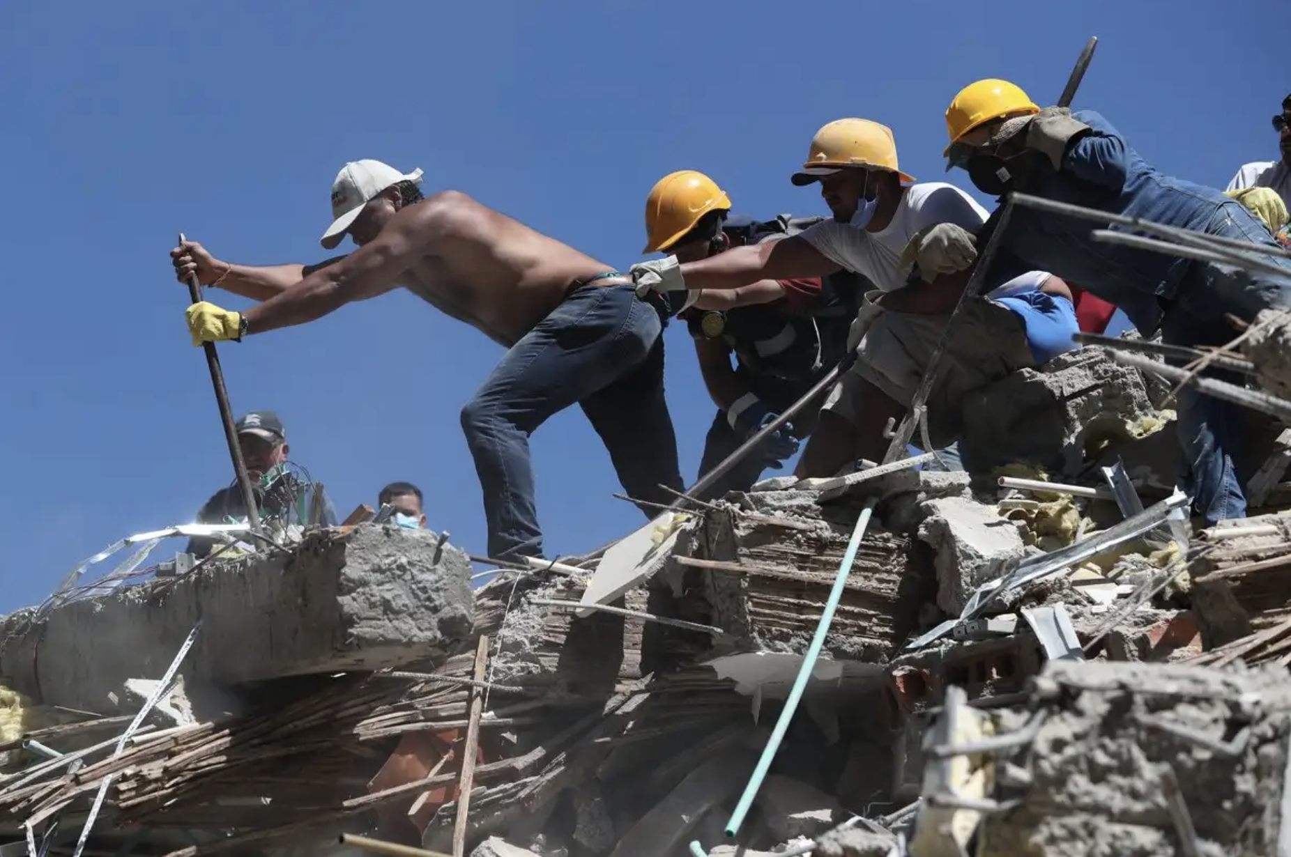 Cali, Pereira y otras ciudades enfrentan una emergencia tras el fuerte sismo. Equipos de rescate trabajan contra el tiempo para encontrar a personas atrapadas.