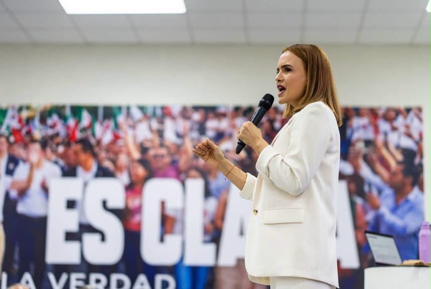 Clara Luz Flores durante anuncio de Morena en Nuevo León