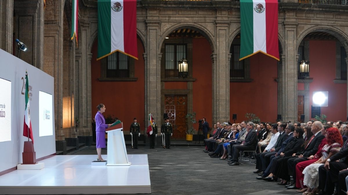 La presidenta Claudia Sheinbaum presenta los resultados económicos durante su Segundo Informe de Gobierno en Palacio Nacional.