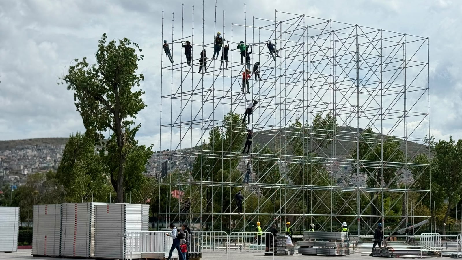 Comienza instalación del escenario para fiestas patrias en Plaza Juárez